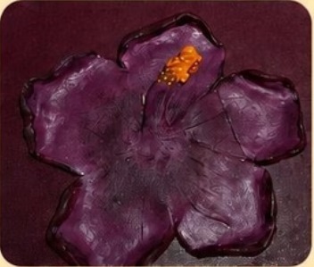 Flor morada de arcilla