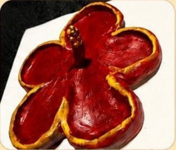 Flor roja de arcilla