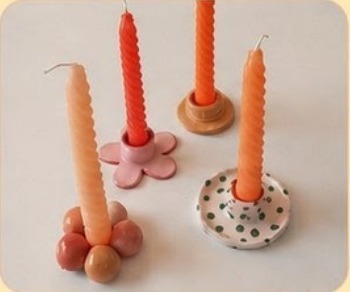 Velas decorativas con bases artesanales